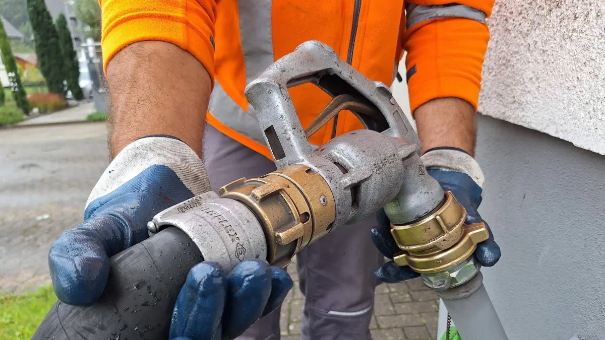 Winden Themenbild - Energie, Heizraum, Heizöltanks, Heizöltanken, Heizöl, Tank, Tankstutzen, Energieraum, Tankung, Tankwagen, Tanklastwagen, Heizölbefüllung Themenbild - Energie, Heizöltanken, Heizöl, Tankung, Tankwagen, Tanklastwagen, Heizölbefüllung, Ein Tankwagen, Tanklastwagen von Scharr Wärme liefert neues, frisches Heizöl an. Heizölanlieferung. Mit einem Tankstutzen Aussen an einem Einfamilienhaus wird mit einer Zapfpistole Heizöl in den Öltank eingefüllt. Heizöllieferung. Symbolbild, Themenbild, Featurebild *** Winden Themenbild Energie, Heizraum, Heizöltanks, Heizöltanken, Heizöl, Tank, Tankstutzen, Energieraum, Tankung, Tankwagen, Tanklastwagen, Heizölbefüllung Themenbild Energie, Heizöltanken, Heizöl, Tankung, Ta Copyright: xFleigx/xEibner-Pressefotox EP_dfg