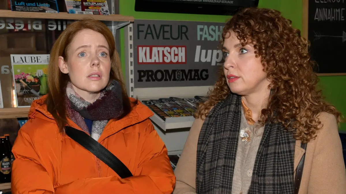 Nina (Maria Wedig, r.) weiß mittlerweile, dass Tonis Ehemann eine Affäre hat.