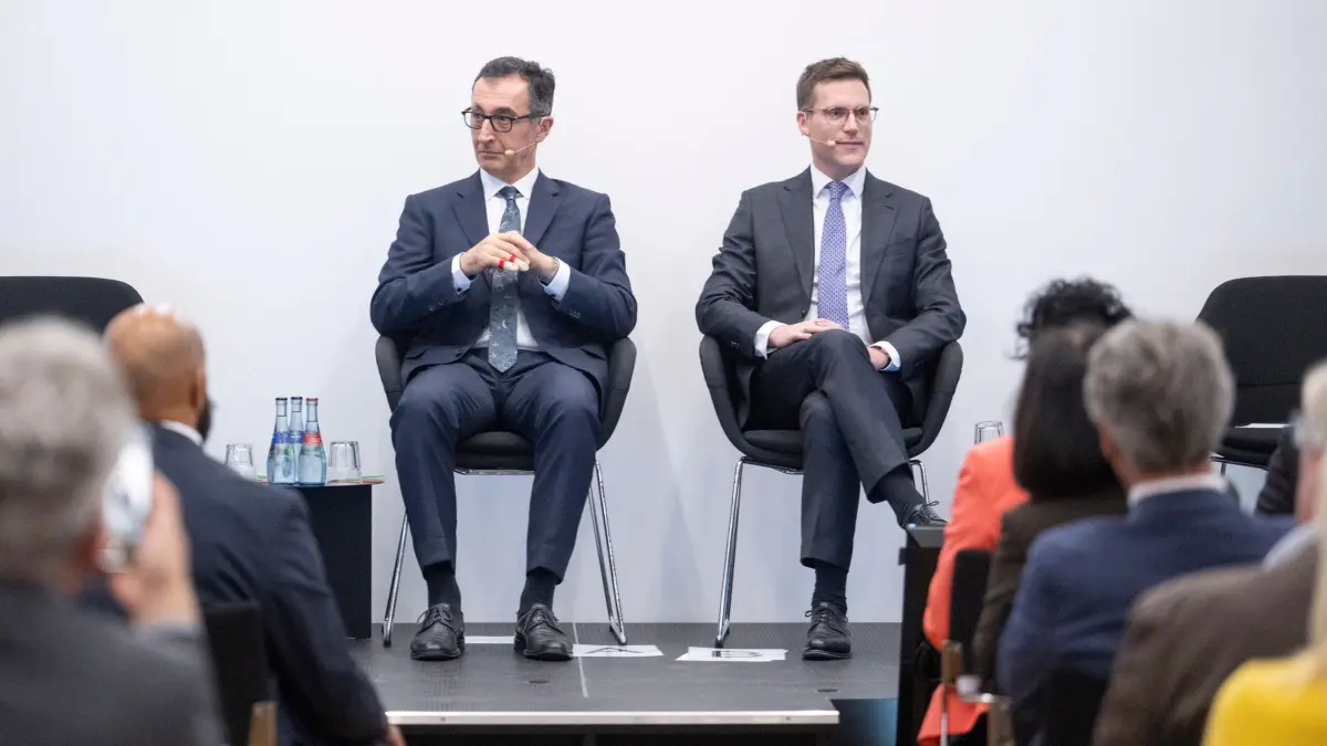 Spitzenkandidaten zur Landtagswahl in Baden-Württemberg: ARCHIV - 13.11.2025, Baden-Württemberg, Stuttgart: Die Spitzenkandidaten zur Landtagswahl in Baden-Württemberg, Manuel Hagel (CDU, r), und Cem Özdemir (Bündnis 90/Die Grünen) sitzen bei einer Veranstaltung der BWIHK auf der Bühne. Vor der Landtagswahl 2026 brachte der Baden-Württembergische Industrie- und Handelskammertag (BWIHK) die Spitzenkandidaten bei einer Veranstaltung zusammen. (zu dpa: «Wahlkampf in Baden-Württemberg geht auf die Zielgerade») Foto: Marijan Murat/dpa +++ dpa-Bildfunk +++