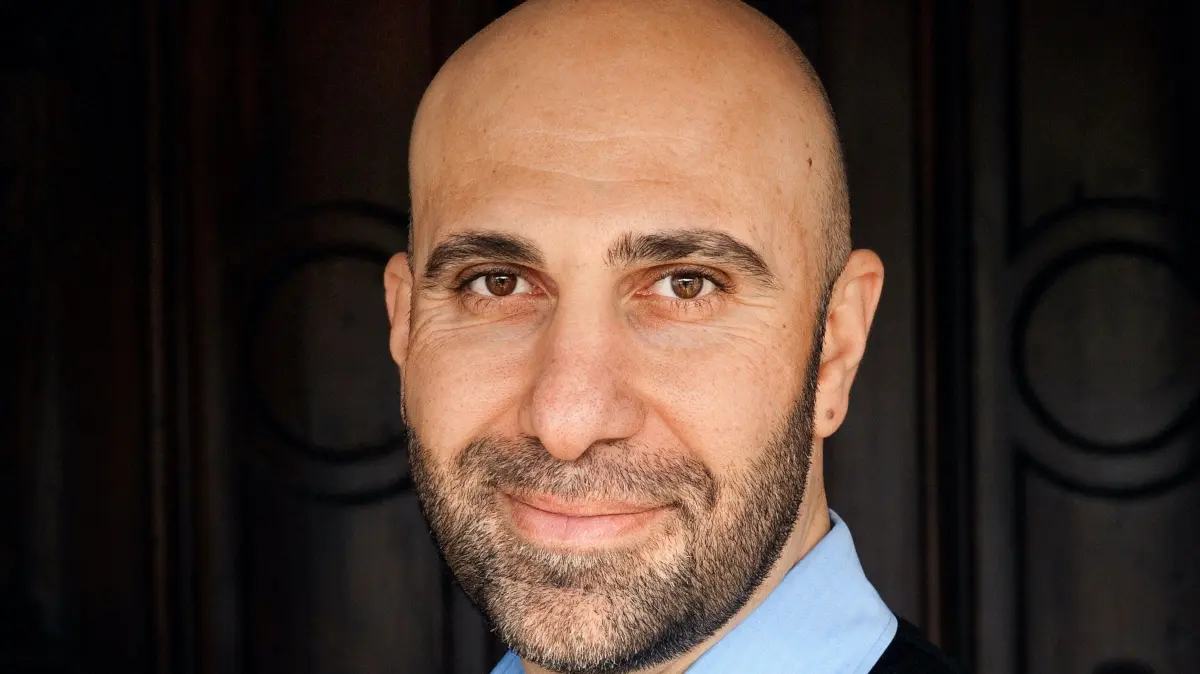 Ahmad Mansour, Islam-Experte, zu Gast bei der Reihe Die blaue Couch in der Stadtkirche Göppingen