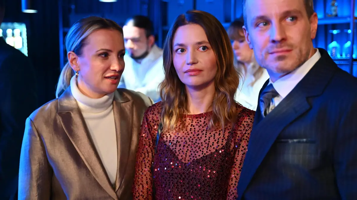 Isabelle (Ania Niedieck), Nathalie (Amrei Haardt) und Kilian (Marc Dimitru) verfolgen gespannt, wie Lennox um seine Musikkarriere kämpft.