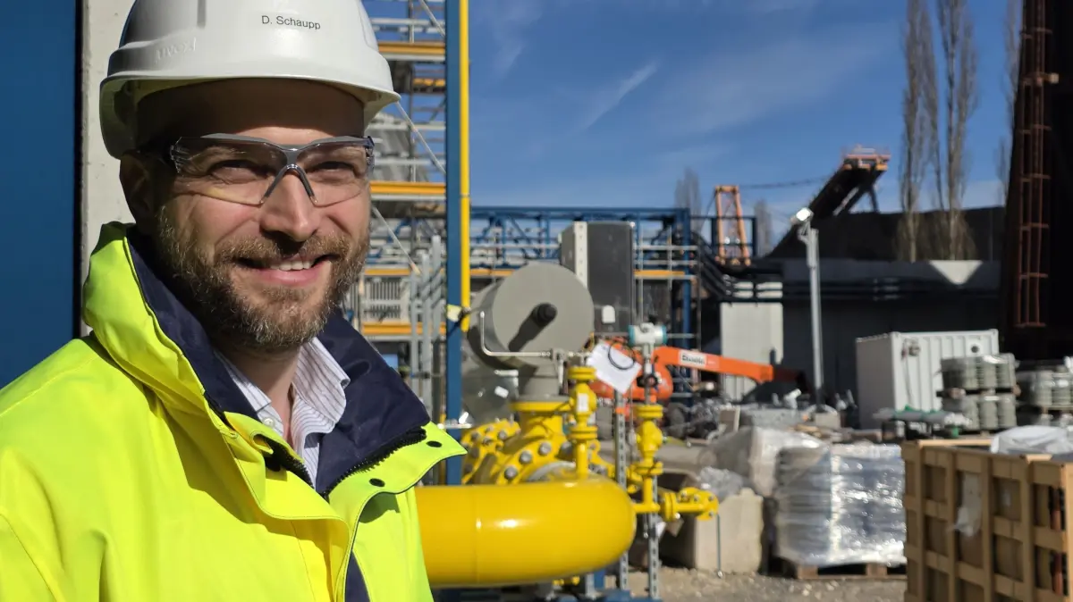 EnBW-Projektleiter Daniel Schaupp vor dem künftigen Gasanschluss des neuen Heizkraftwerks am EnBW-Standort Altbach/Deizisau.