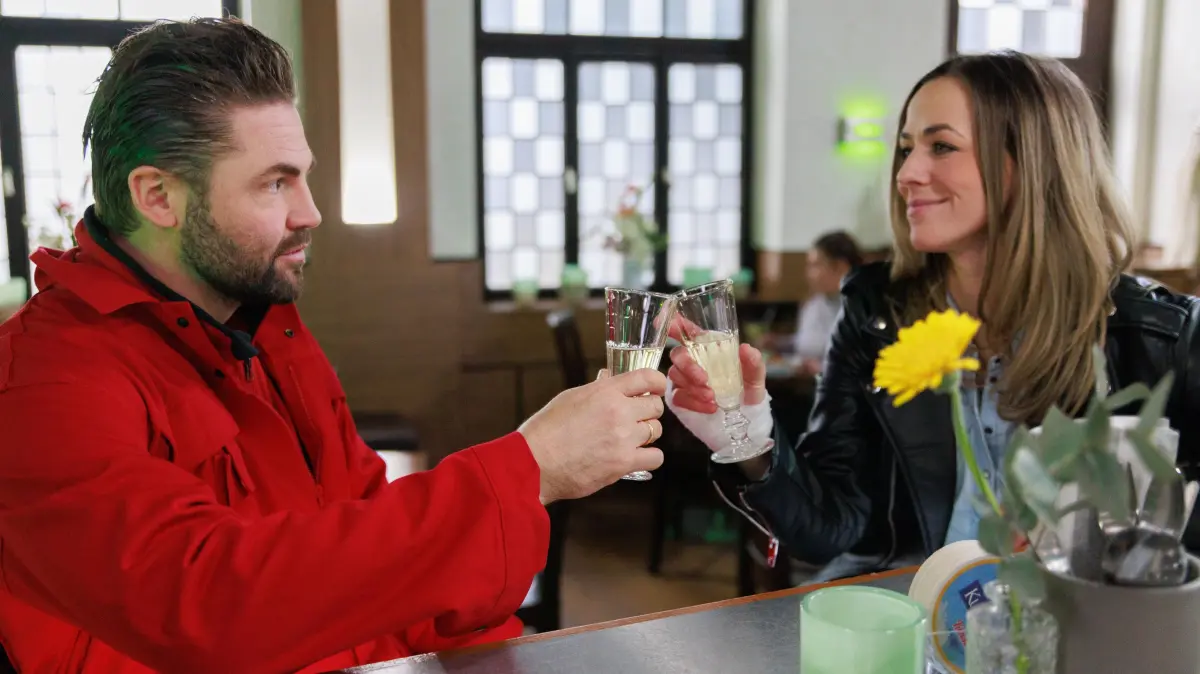 Bambi (Ben Heinrich) muss verhindern, dass seine Undercover-Mission kurz vor ihrem Ende öffentlich auffliegt. Rechts Micaela (Ria Kovco)