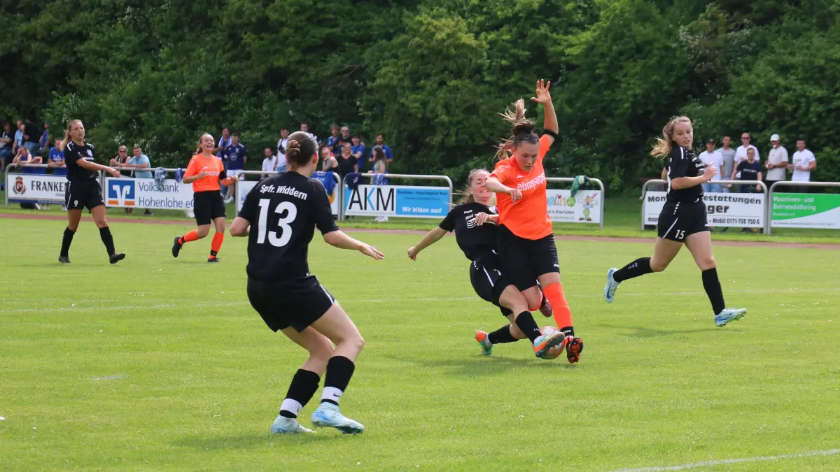 In der vergangenen Saison schaffte die SGM Blaufelden/Wiesenbach/Schrozberg (orange) durch einen 9:0-Sieg gegen Widdern den Klassenerhalt in der Regionenliga 1.