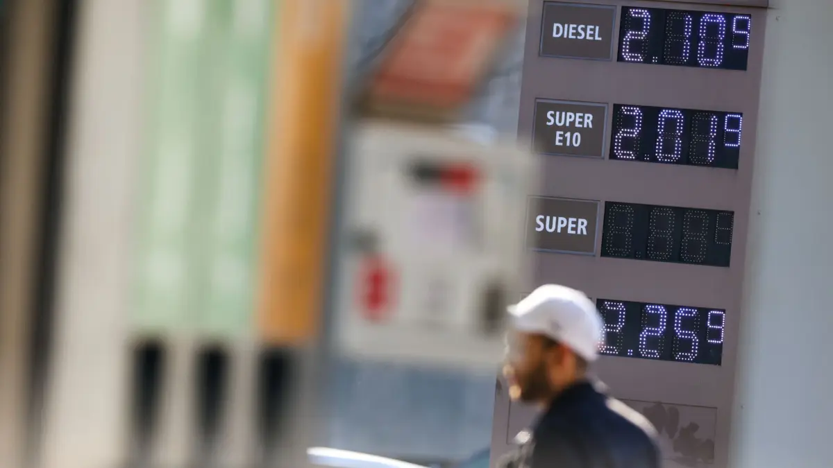 Spritpreise in Nordrhein-Westfalen: 05.03.2026, Nordrhein-Westfalen, Duisburg: Eine Anzeige an einer Tankstelle zeigt Preise über zwei Euro pro Liter für Diesel, Super E10 und Super Plus an. Foto: Christoph Reichwein/dpa +++ dpa-Bildfunk +++
