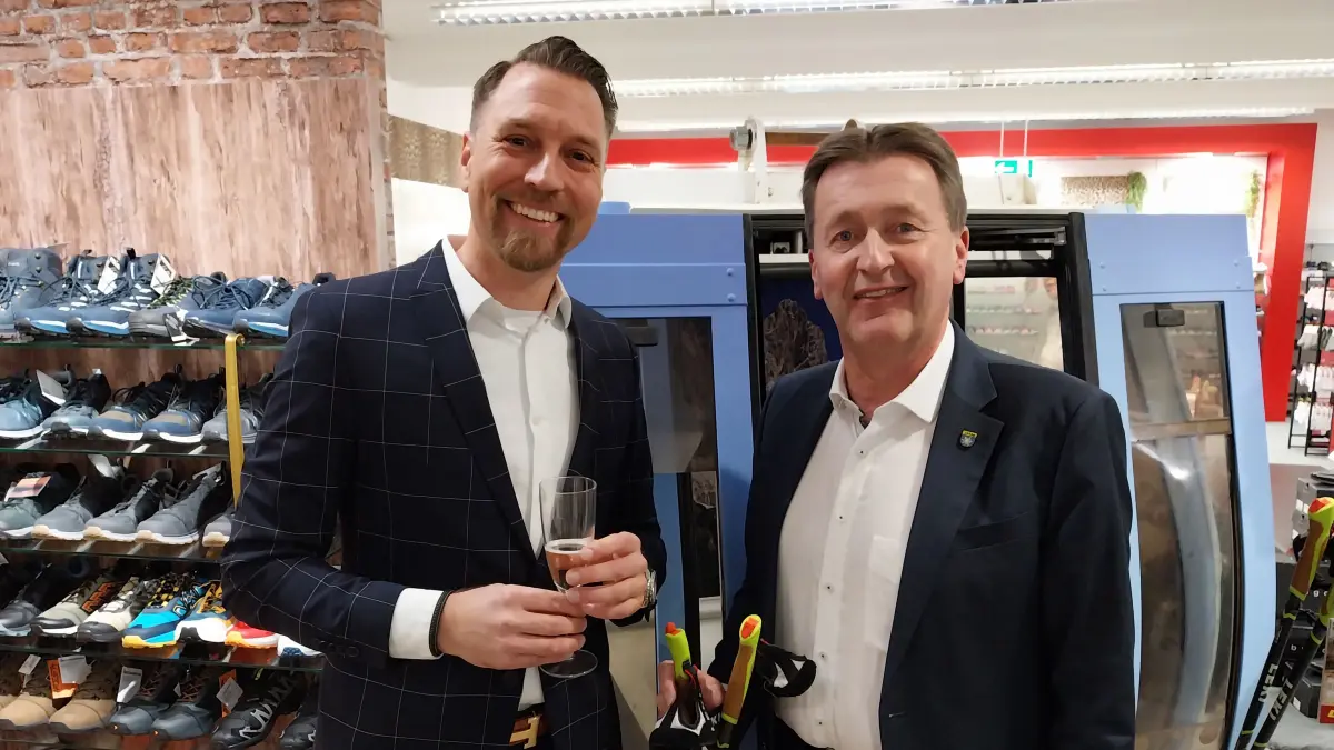 Albstadts Oberbürgermeister Roland Tralmer gratuliert Ingo Hänel, Inhaber von Schuh-Beck, zur Eröffnung.