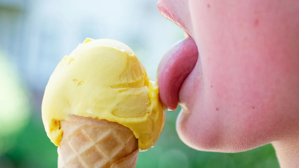 Wetter in Baden-Württemberg: ARCHIV - 25.06.2025, Baden-Württemberg, Schriesheim: Ein Junge schleckt an einer Kugel Eis in einer Waffel. (zu dpa: «Wo das Wetter in Baden-Württemberg zum Eisessen einlädt») Foto: Uwe Anspach/dpa +++ dpa-Bildfunk +++