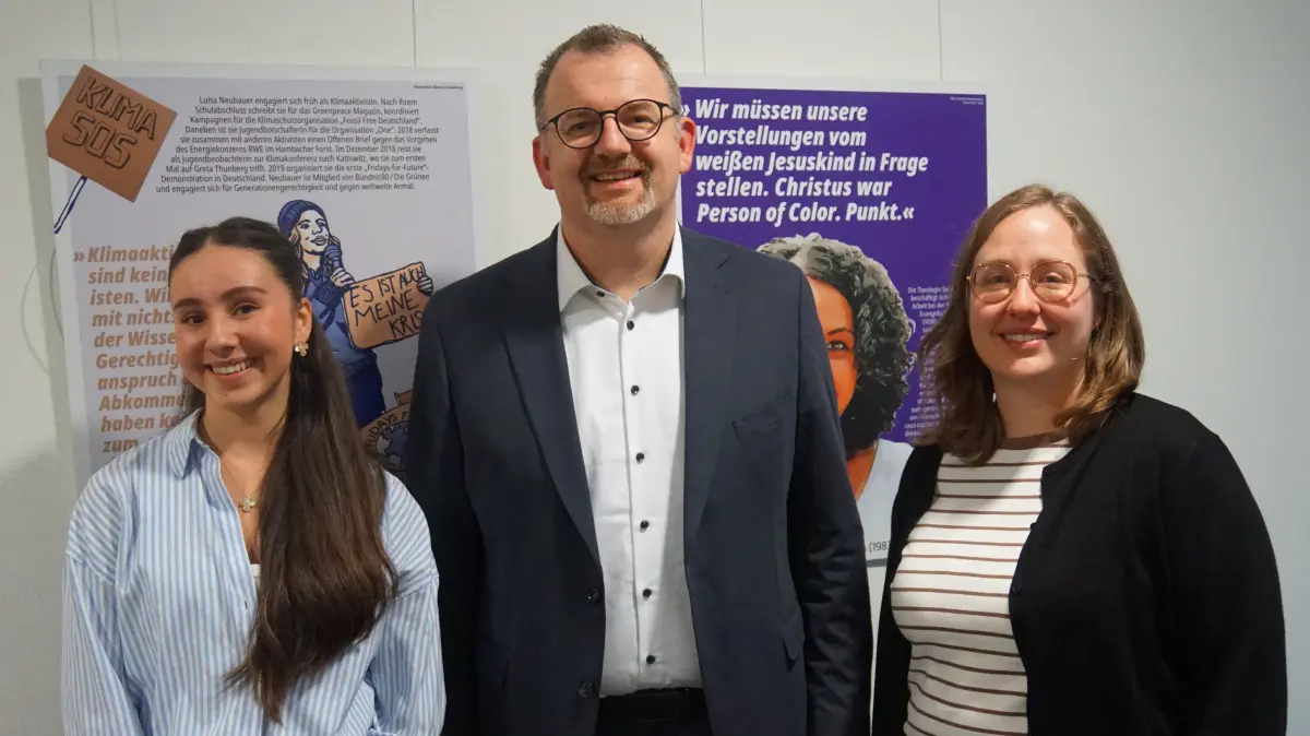 Von links: Pianistin Amina Blumenröhr, Landrat Andreas Junt und die neue Gleichstellungsbeauftragte Sandra Seeger.