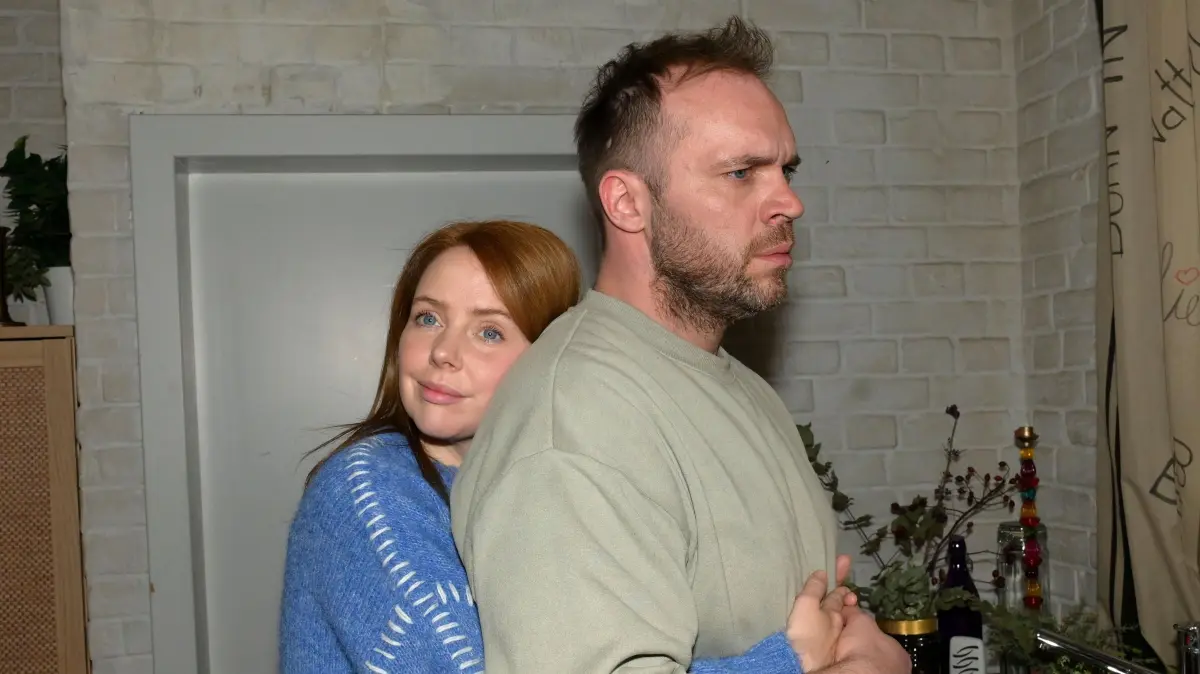 Toni (Olivia Marei) ahnt nicht, dass Erik (Patrick Heinrich) eine Affäre mit Matilda hat.