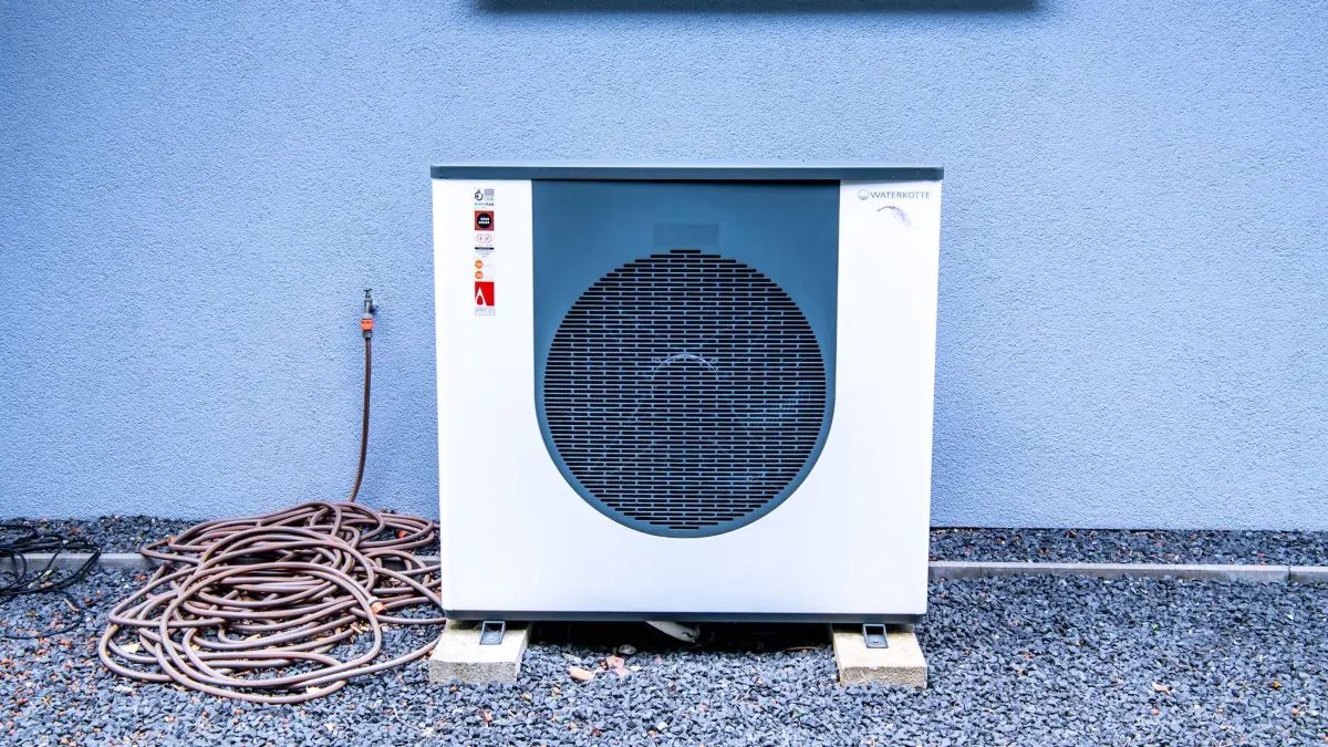 Wärmepumpe vor einem Einfamilienhaus: ARCHIV - Moderne Wärmepumpen sind leiser als früher: Mit unter 50 Dezibel arbeiten sie so leise wie ein Geschirrspüler. Foto: Laura Ludwig/dpa-mag - Honorarfrei nur für Bezieher des Dienstes dpa-Magazin +++ dpa-Magazin +++