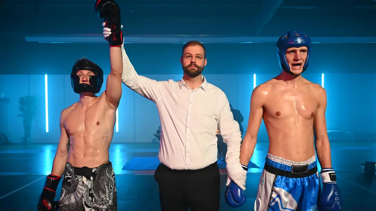 Lennox (Leif Lunburg, l.) bestreitet seinen ersten Kickbox-Profi-Kampf. Er geht als Sieger hervor, aber verletzt sich schwer an der Hand.