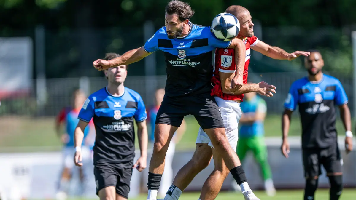 Giorgio Del Vecchio, (FSV Frankfurt, #08), links gegen Simon Ivo Colic, (TSG Balingen, #31),
TSG Balingen vs. FSV Frankfurt, Fussball, Regionalliga Suedwest, 6. Spieltag, Saison 2025/2026, 06.09.2025,
Eibner-Pressefoto/Andreas Ulmer
