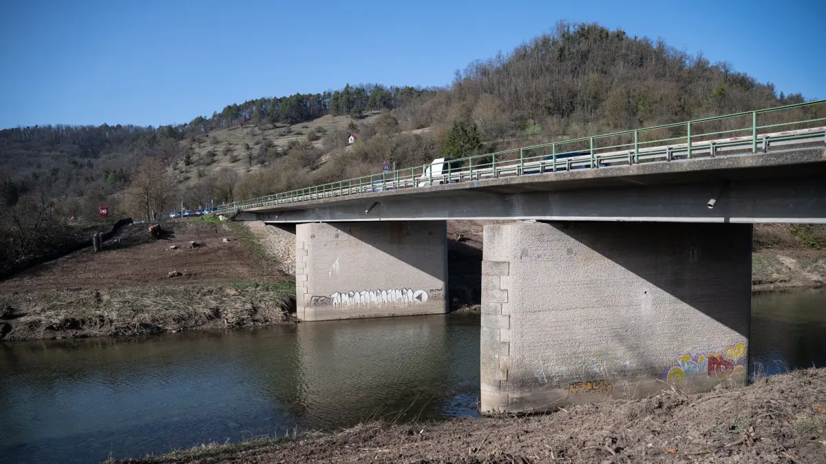 Am Neckar bei der L371 Brücke zwischen Tübingen und Hirschau wurde die Uferböschung gerodet. 2027 soll die marode Brücke abgerissen und neu gebaut werden.