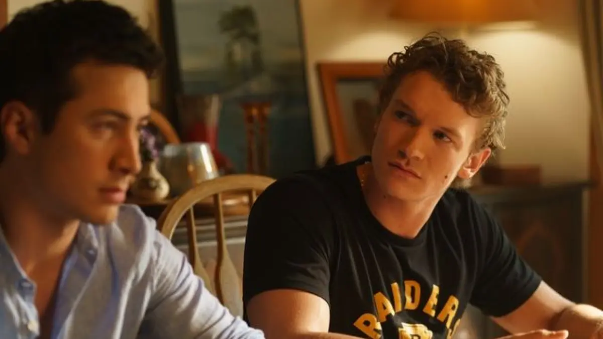 Hudson Williams (l.) und Connor Storrie sind die Stars aus "Heated Rivalry".