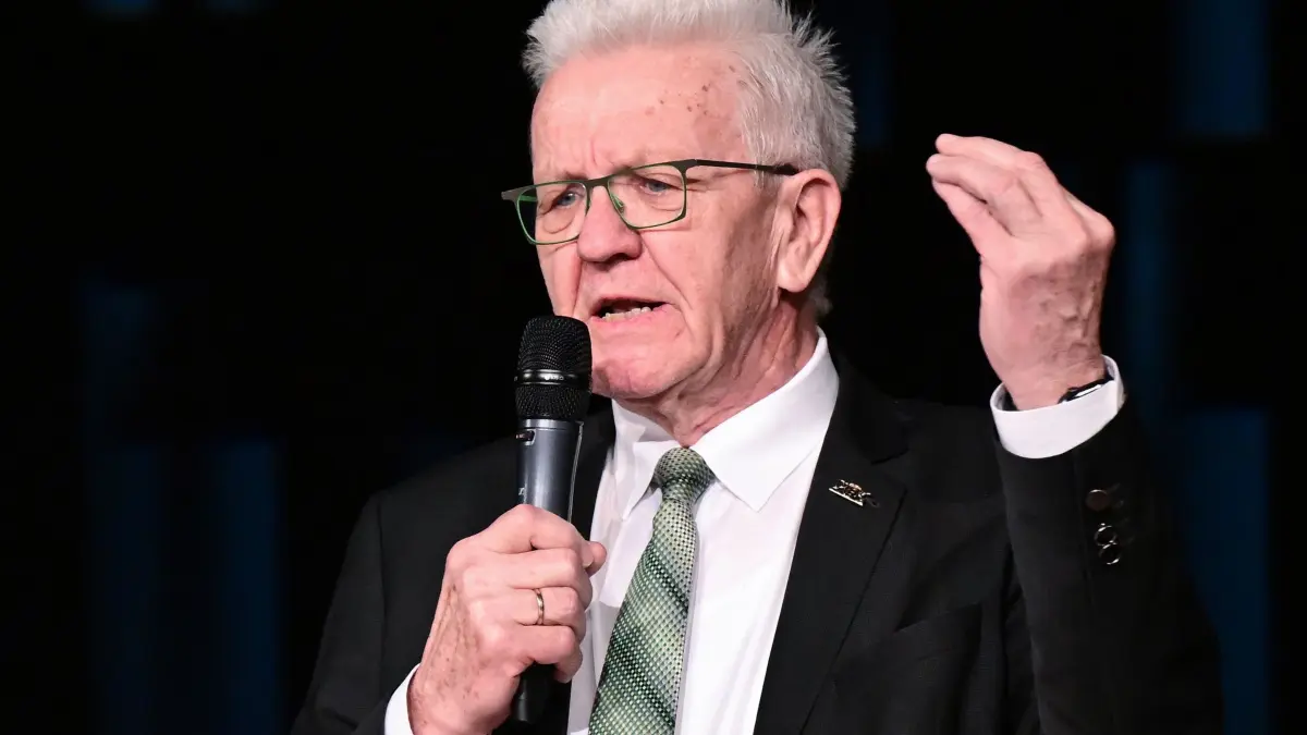 Wahlkampfabschluss des Grünen-Spitzenkandidaten Cem Özdemir: 06.03.2026, Baden-Württemberg, Ulm: Winfried Kretschmann (Bündnis 90/Die Grünen), Ministerpräsident von Baden-Württemberg, spricht beim Wahlkampfabschluss in der Veranstaltungshalle Roxy. Nach Angaben des Grünen-Kreisverbands Ulm ist die Veranstaltung der «landesweite Wahlkampfhöhepunkt» der Grünen. Foto: Bernd Weißbrod/dpa +++ dpa-Bildfunk +++