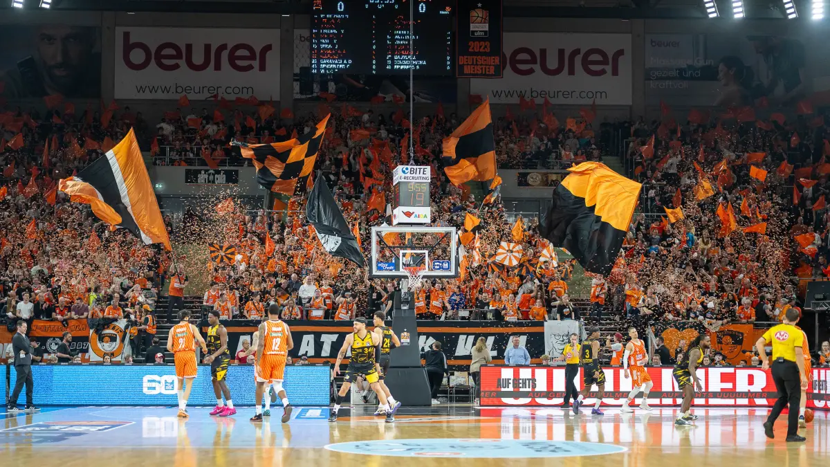 GER, ratiopharm Ulm vs. MHP Riesen Ludwigsburg, Basketball Bundesliga, easycredit BBL, 22. Spieltag, Spielzeit 2025/2026, 06.03.2026: Die Zuschauer und Fans von Ulm feiern den Spielbeginn,
GER, ratiopharm Ulm vs. MHP Riesen Ludwigsburg, Basketball Bundesliga, easycredit BBL, 22. Spieltag, Spielzeit 2025/2026, 06.03.2026,
Foto: Eibner-Pressefoto/Sascha Walther