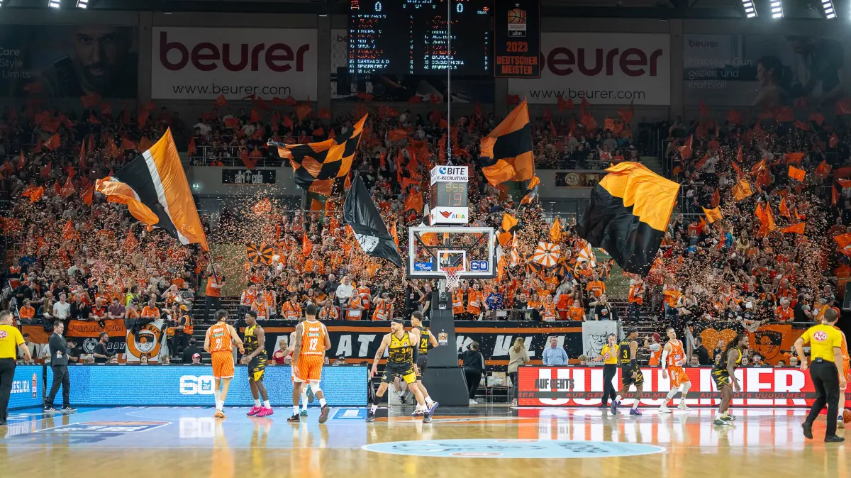GER, ratiopharm Ulm vs. MHP Riesen Ludwigsburg, Basketball Bundesliga, easycredit BBL, 22. Spieltag, Spielzeit 2025/2026, 06.03.2026: Die Zuschauer und Fans von Ulm feiern den Spielbeginn,
GER, ratiopharm Ulm vs. MHP Riesen Ludwigsburg, Basketball Bundesliga, easycredit BBL, 22. Spieltag, Spielzeit 2025/2026, 06.03.2026,
Foto: Eibner-Pressefoto/Sascha Walther