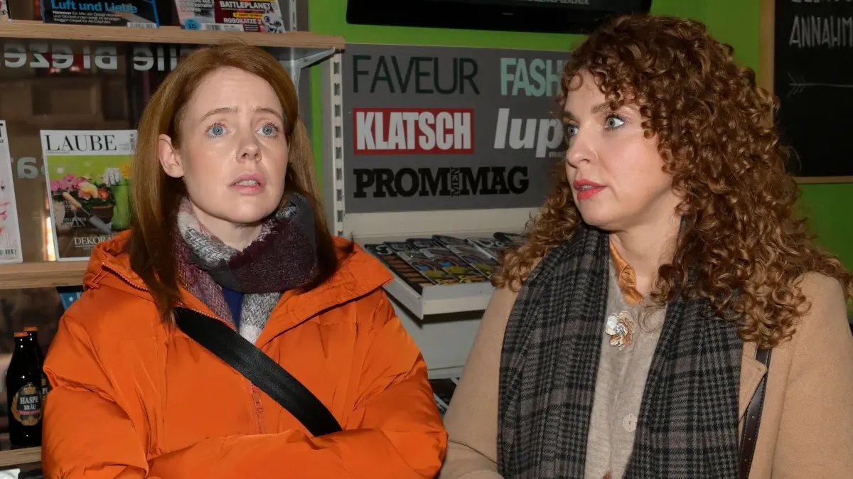 Nina (Maria Wedig) steht vor einer emotionalen Entscheidung: Soll sie Toni (Olivia Marei) von Eriks Affäre erzählen und ihr das Herz brechen?