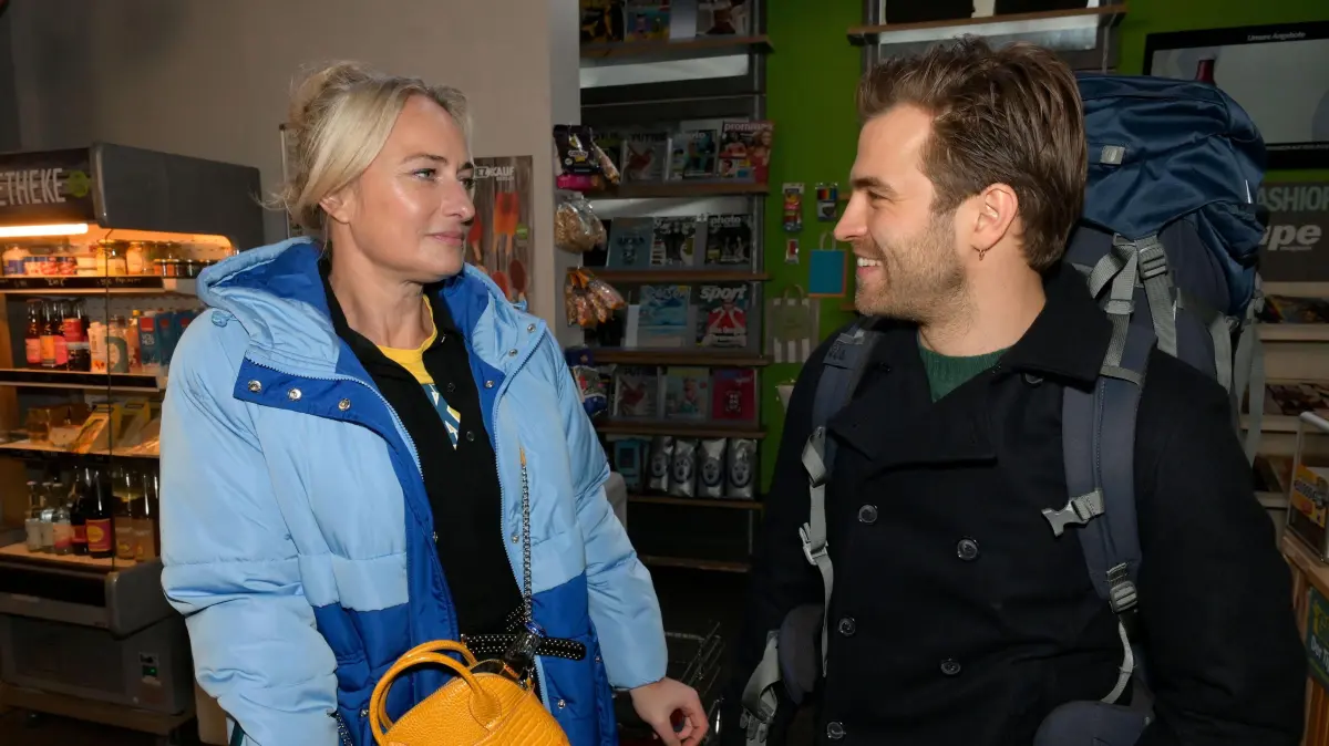 Maren (Eva Mona Rodekirchen) bittet Julian (Onno Buß) endlich um ein Date.
