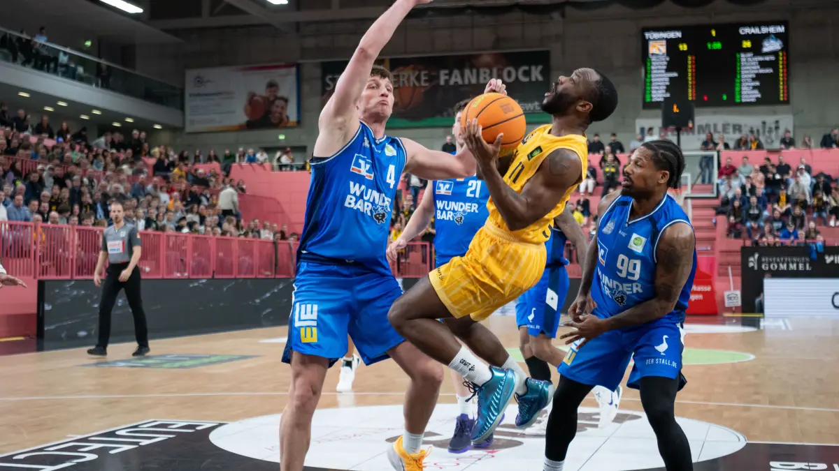 GER, Tigers Tuebingen vs. Hakro Merlins Crailsheim, Herren, Barmer 2. Basketball Bundesliga, ProA, 25. Spieltag, Spielzeit 2025/2026, 06.03.2026: v.li. Brock Gardner (Hakro Merlins Crailsheim, #04), Jordan Johnson (Tigers Tuebingen #11), Vincent Shahid (Hakro Merlins Crailsheim, #99)
GER, Tigers Tuebingen vs. Hakro Merlins Crailsheim, Herren, Barmer 2. Basketball Bundesliga, ProA, 25. Spieltag, Spielzeit 2025/2026, 06.03.2026,
Foto: Eibner-Pressefoto/Wolfgang Frank
