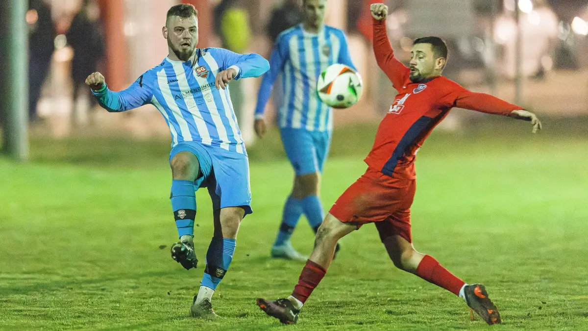 Fußball Kreisliga A3: Fußball Kreisliga A3; SGM TSV Bad Überkingen/SSV Hausen - SC Uhingen;
Philipp Keller (SGM Bad Überkingen-Hausen, #18) und Oliver Schmidt (SC Uhingen, #3);
05.03.2026; Bad Überkingen.
Foto: Thomas Madel