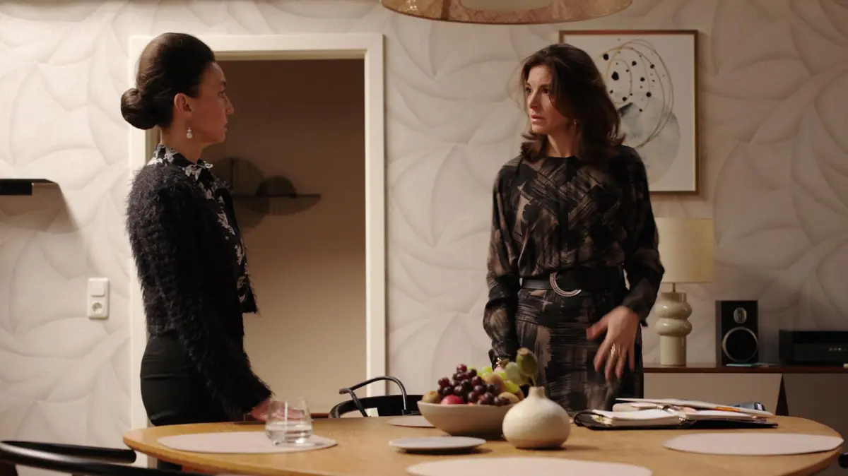 Simone (Tatjana Clasing, l.) macht vergeblich einen versöhnlichen Schritt auf Gabriella (Bianca Hein) zu.