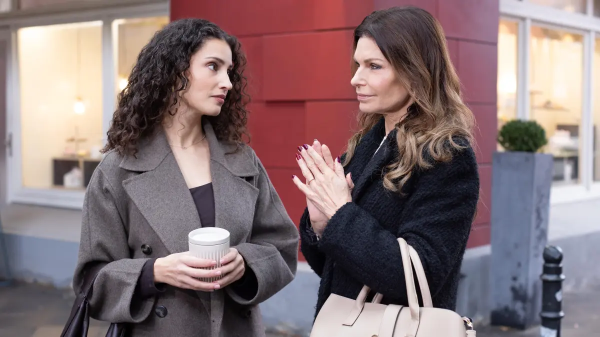 Britta (Tabea Heynig, l.) verliert aus Sorge um Naomi (Nadine Menz) die Nerven.