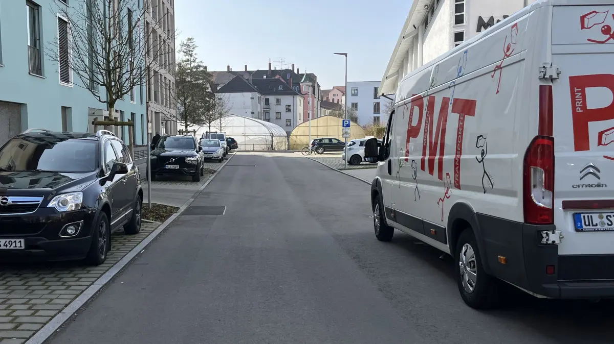 So kennt man den Betrieb von der Thränstraße her. Die Gewächshäuser werden abgerissen, es entsteht dafür eine neue Sichtachse hinüber in die Gneisenaustraße.