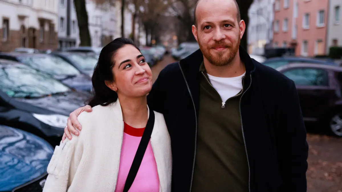 Traumsequenz: Esma (Özge Delioglan) träumt sich in Tobias' (Patrick Müller) Arme.