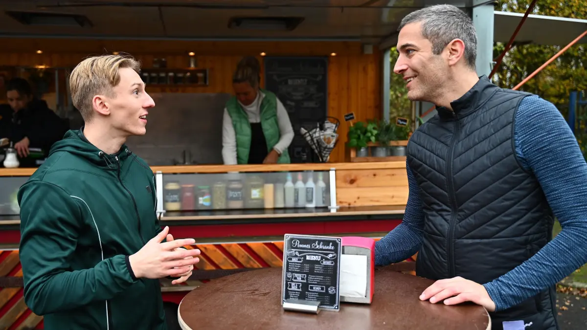 Dragan (Florian Thunemann, r.) hat Lennox (Leif Lunburg) tief enttäuscht. Mit einer heldenhaften Aktion versucht er, das Vertrauen seines Schützlings zurück zu gewinnen.