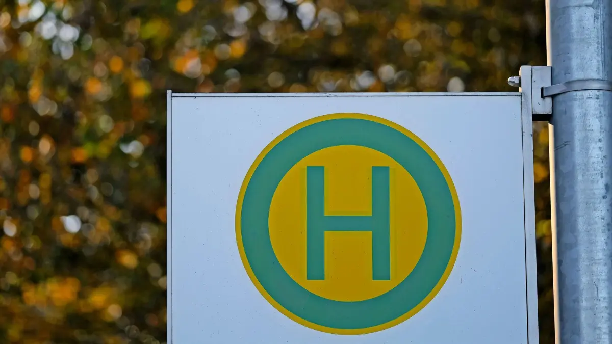 ARCHIV - 04.11.2024, Baden-Württemberg, Stuttgart: Das Hinweisschild für eine Bushaltestelle hängt an der Haltestelle für einen Linienbus. (zu dpa: «Busfahrer mit 2,4 Promille erwischt - Führerschein weg») Foto: Bernd Weißbrod/dpa +++ dpa-Bildfunk +++