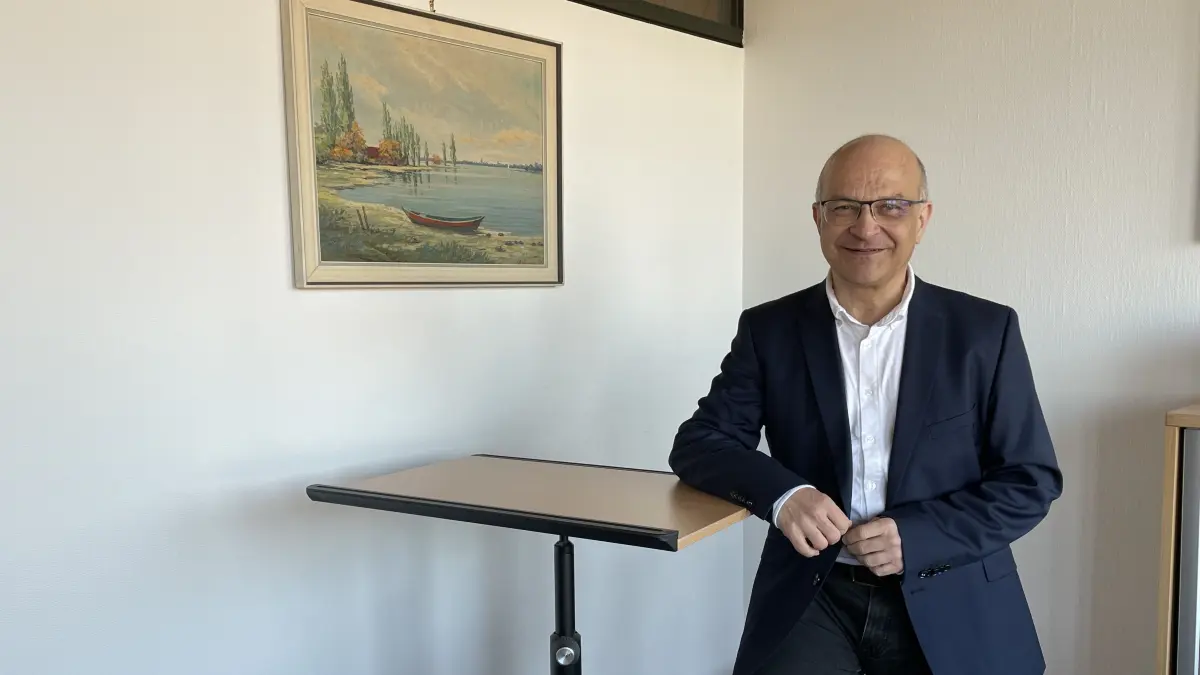 Selbst leidenschaftlicher Segler: Walter Stocker in seinem Büro im Landratsamt neben seinem Lieblingsbild. Das Motiv zeigt einen Uferabschnitt am Bodensee.