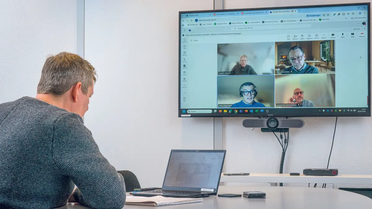 Interview per Videokonferenz - im Vordergrund Alexander Bögelein