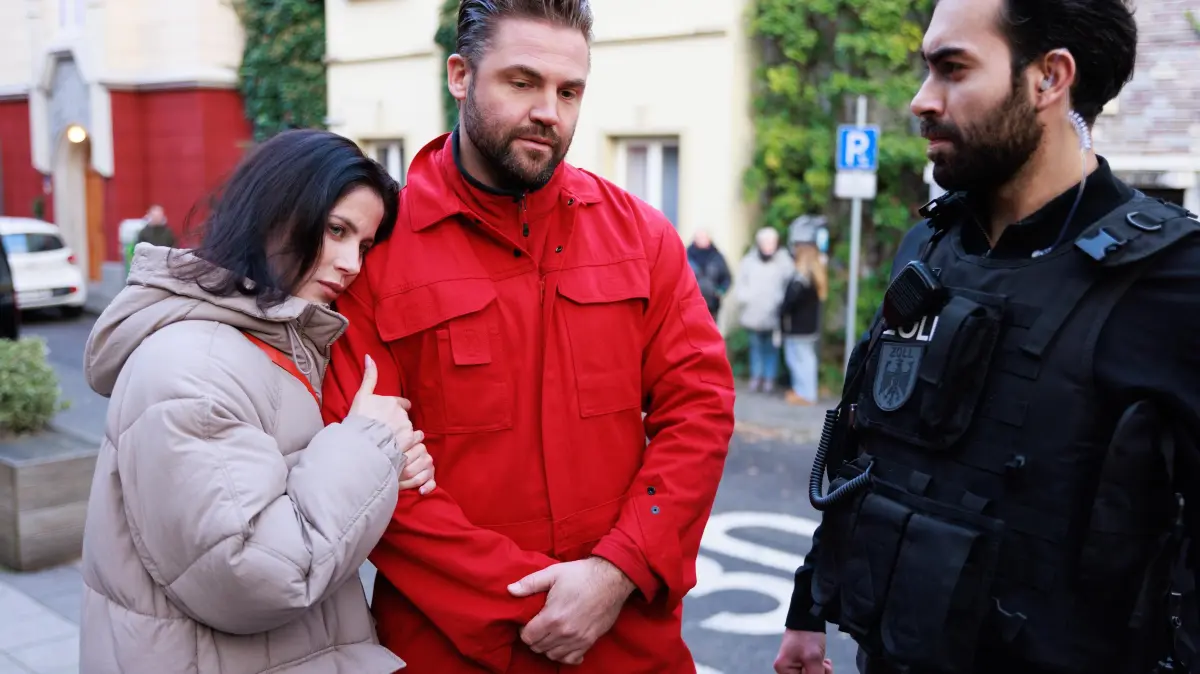 Das Undercover-Trio mit Sina (Valea Scalabrino), Bambi (Ben Heinrich) und Baris (Metehan Demiröz) ist erleichtert, als ihr Einsatz endlich endet.