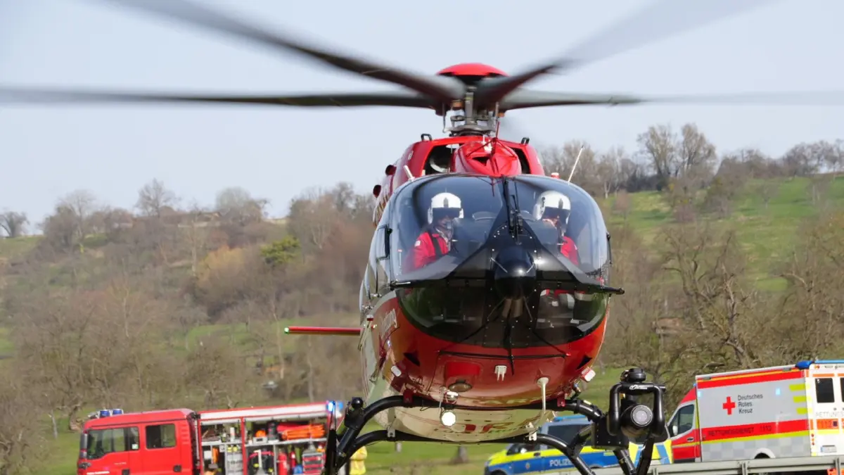 Tödlicher Unfall auf der B 297 bei Neckarhausen: Zahlreiche Einsatzkräfte waren im Einsatz. Auch ein Rettungshubschrauber war angefordert worden.