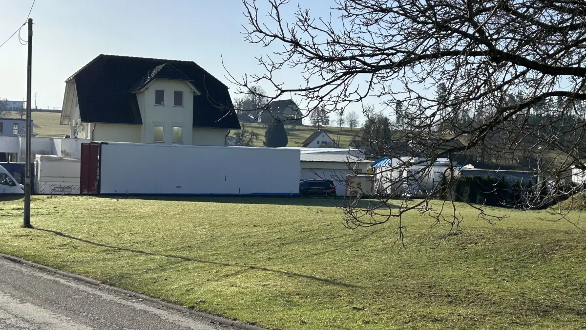 Startschuss für die lokale Wirtschaft: Auf diesem Grundstück in Betra wird mit ELR-Mitteln eine neue Gewerbehalle in Holzbauweise realisiert.
