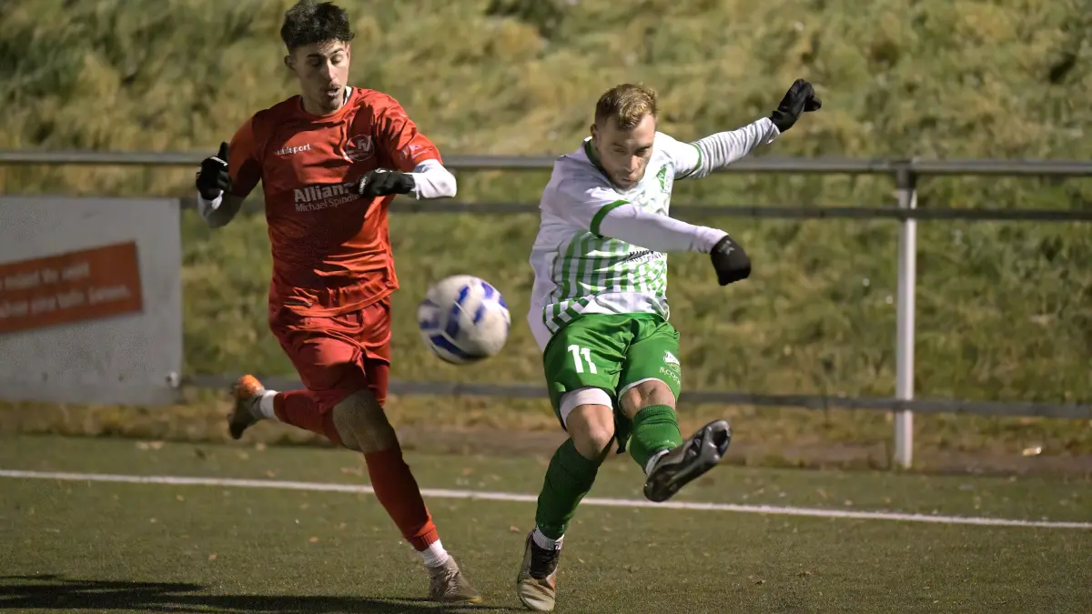 Fussball KL A1 | FV Bad Urach (rot) vs. SV Huelben (gruen/weiss) // 2025-11-22 // Foto: Joachim Baur // #11 Christian Locher (SV Huelben) / #9 Cem Sarpkaya (FV Bad Urach)