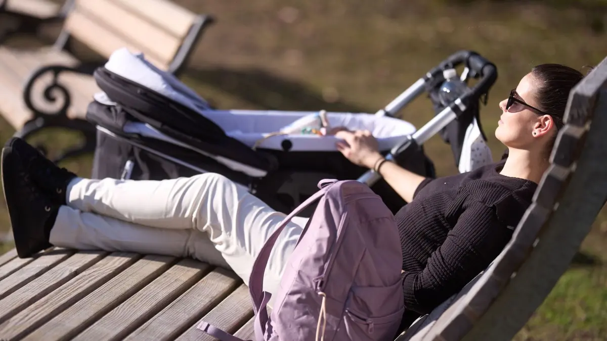 Frühling in Rheinland-Pfalz: ARCHIV - 27.02.2026, Rheinland-Pfalz, Bad Ems: Eine Frau genießt den sonnigen Tag auf einer Bank im Kurpark von Bad Ems. (zu dpa: «Bis zu 20 Grad am Wochenende – Nächte bleiben frostig») Foto: Thomas Frey/dpa +++ dpa-Bildfunk +++