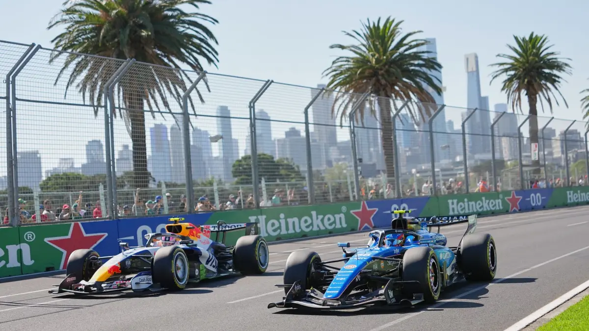Vor dem Großen Preis von Australien: 06.03.2026, Australien, Melbourne: Motorsport: Formel-1-Weltmeisterschaft, Grand Prix von Australien, Freies Training. Der spanische Williams-Pilot Carlos Sainz (r) und der neuseeländische Racing Bulls-Pilot Liam Lawson steuern ihre Autos während des zweiten Trainings. Foto: Scott Barbour/AP/dpa +++ dpa-Bildfunk +++