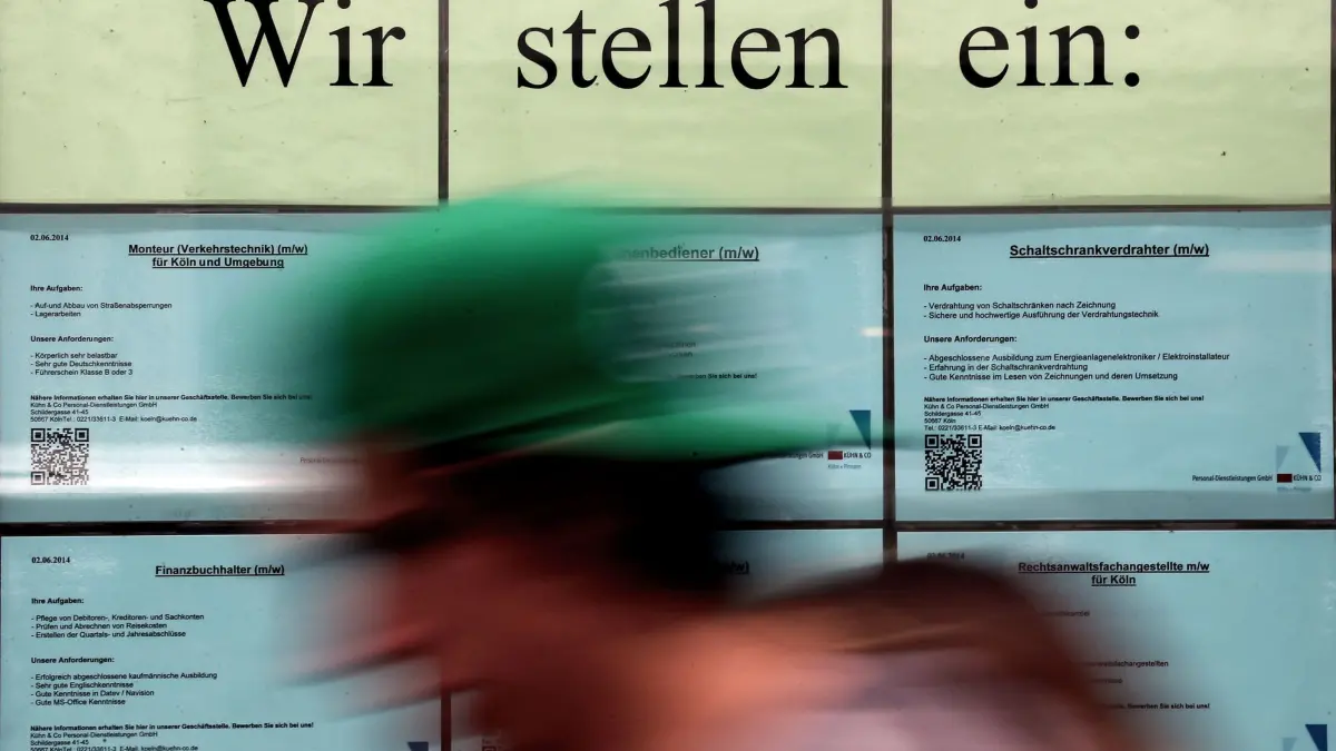 Leiharbeit in Thüringen: ARCHIV - 04.06.2014, Nordrhein-Westfalen, Köln: Stellenanzeigen hängen im Fenster einer Zeitarbeitsfirma. (zu dpa: «Leiharbeit in Thüringen schrumpft – Löhne bleiben niedrig») Foto: Oliver Berg/dpa/dpa-tmn +++ dpa-Bildfunk +++