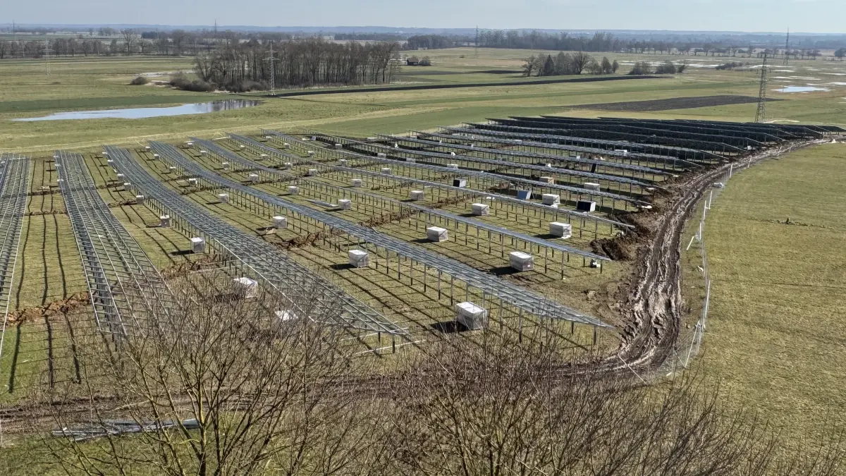 Am Wasserwerk in Langenau entsteht derzeit ein großes Solarfeld.