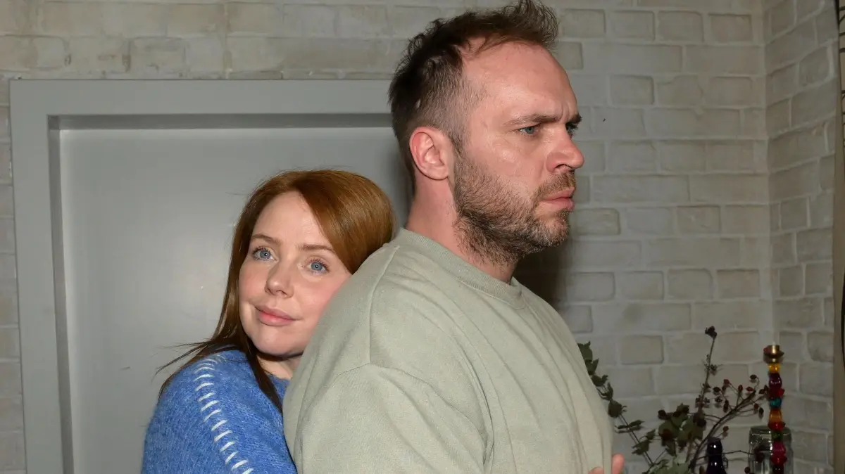 Toni (Olivia Marei) ahnt nicht, dass Erik (Patrick Heinrich) seit vielen Wochen betrügt.