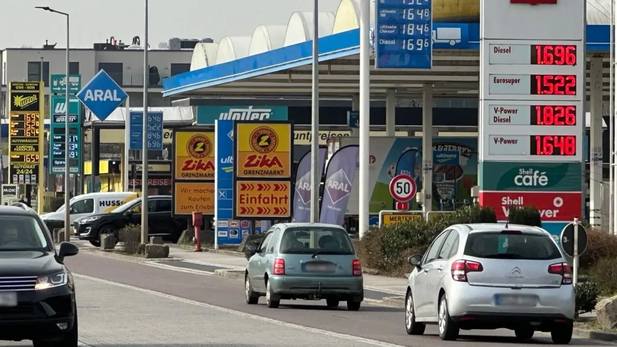 Billiger tanken in Luxemburg: 06.03.2026, Luxemburg, Wasserbillig: Fahrzeuge mit deutschen Kennzeichen fahren im luxemburgischen Wasserbillig neben einer Tankstelle entlang. Günstigere Preise an Tankstellen in Luxemburg kurbeln den grenzüberschreitenden Tanktourismus weiter an. Foto: Birgit Reichert/dpa +++ dpa-Bildfunk +++