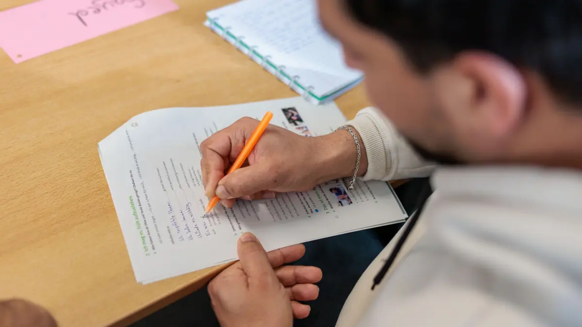 Vorstellung des neuen Programms „Sprachkurse - Deutsch4U“: 06.03.2026, Hessen, Frankfurt/M.: Ein Teilnehmer sitzt in einem Sprachkurs. Hessens Arbeits- und Sozialministerin Hofmann (SPD) stellte am gleichen Tag das neue Programm "Sprachkurse - Deutsch4U" vor und besucht dabei den Sprachkurs des DRK in Frankfurt. Foto: Jörg Halisch/dpa +++ dpa-Bildfunk +++