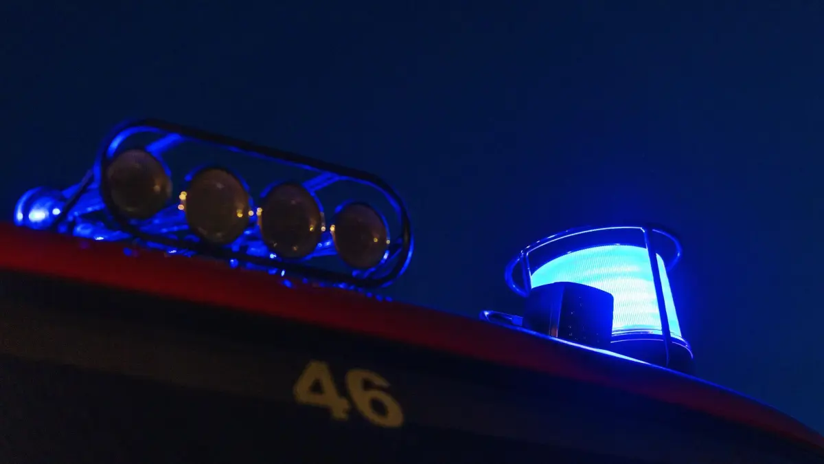 Feuerwehr (Symbolbild): ARCHIV - 03.05.2021, Baden-Württemberg, Staufen im Breisgau: Ein Blaulicht leuchtet bei Nacht auf einem Feuerwehrauto. (zu dpa: «Mann stirbt bei Wohnungsbrand») Foto: Philipp von Ditfurth/dpa +++ dpa-Bildfunk +++