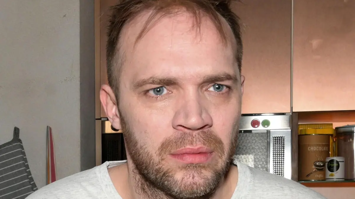 GZSZ-Serienliebling Erik (Patrick Heinrich) bekommt Panik, dass seine Affäre vor Toni auffliegen könnte.