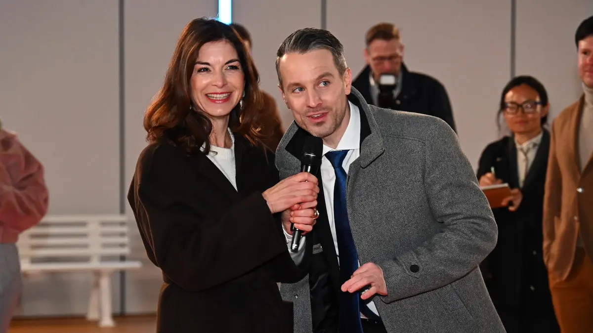 Als Gabriella (Bianca Hein) und Kilian (Marc Dumitru) souverän die Sporthalle eröffnen, erfährt Simone, dass Kilian hinter der Intrige steckt.
