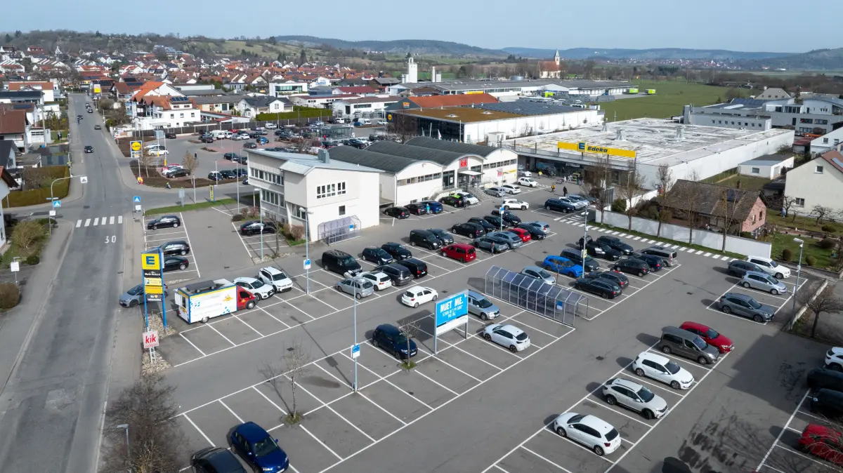 Graf-Wolfegg-Straße 27 in Rottenburg, Edeka-Parkplatz, Edeka-Markt, Kik, Halle mit dreiteiligen Tonnendach, Büro- und Wohngebäude