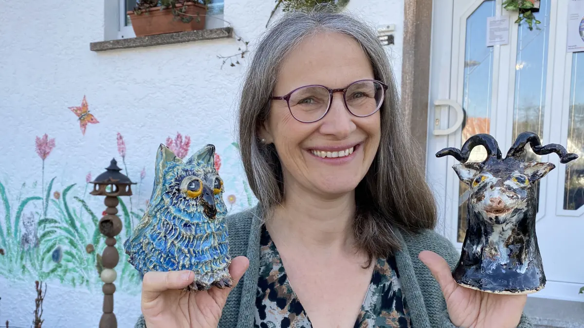 Frühlingsgruß mit Eule und Ziege: Die Hechinger Keramikerin Susanne Pohl hat zum Start in die Gartensaison wieder originelle Tontiere getöpfert und bemalt.