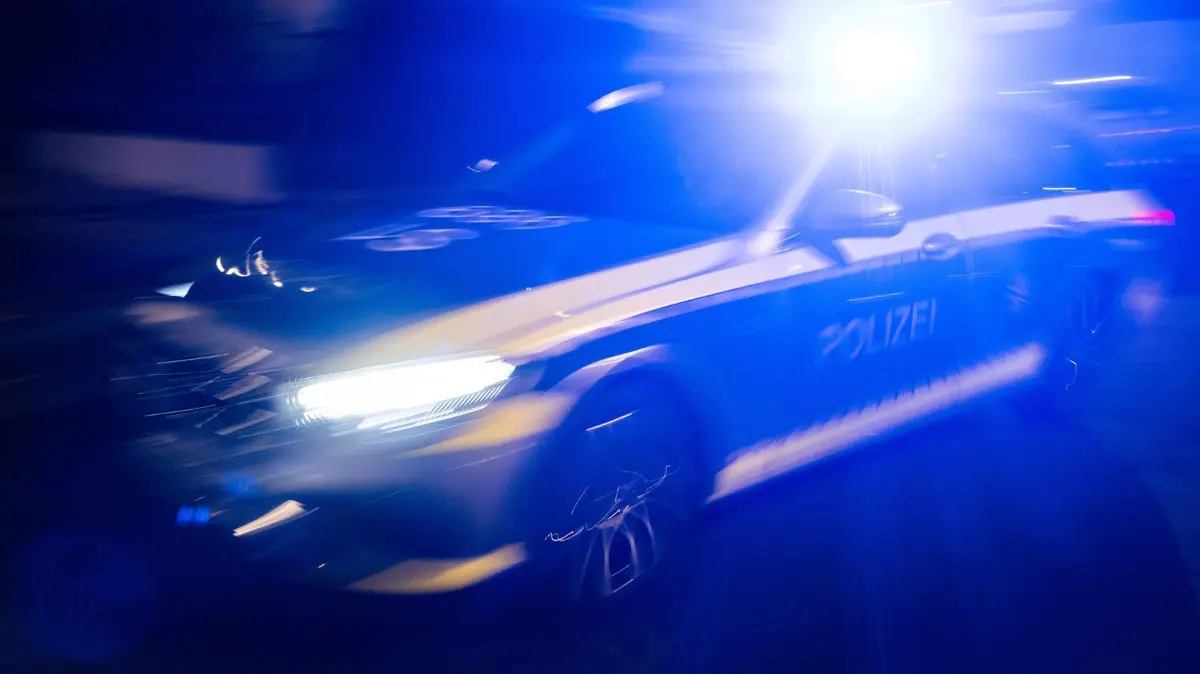 Polizei - Symbolbild: ILLUSTRATION - 30.11.2023, Baden-Württemberg, Stuttgart: Ein Polizeifahrzeug fährt mit Blaulicht an einem Gebäude vorbei. (zu dpa: «Motorradfahrer stößt bei Flucht mit Polizeiauto zusammen») Foto: Marijan Murat/dpa +++ dpa-Bildfunk +++